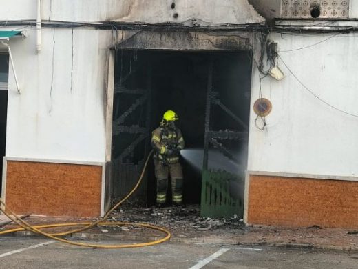 (Fotos y vídeo) Un incendio arrasa un garaje en Andrea Dòria