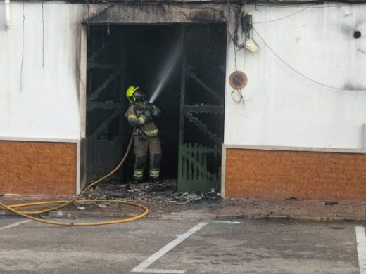 (Fotos y vídeo) Un incendio arrasa un garaje en Andrea Dòria