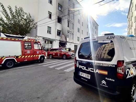 (Fotos) Apuntalan el garaje incendiado en Maó