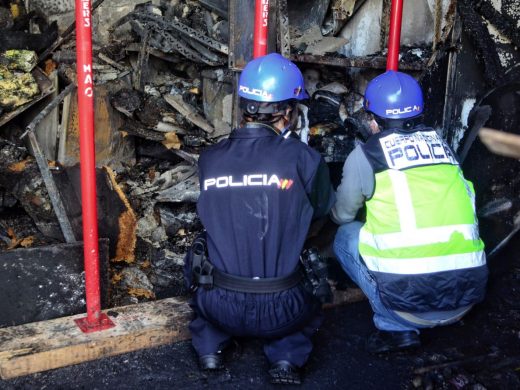 (Fotos) Apuntalan el garaje incendiado en Maó