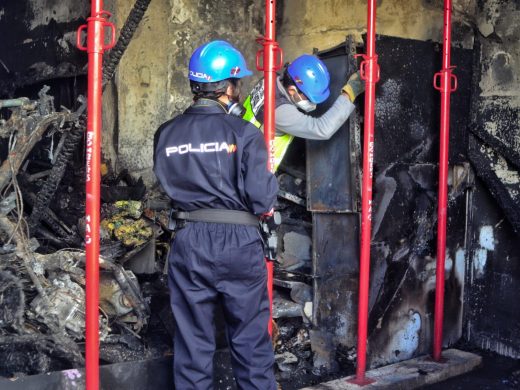 (Fotos) Apuntalan el garaje incendiado en Maó