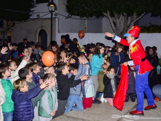 (Fotos) Sant Lluís ilumina sus fiestas con los soldados del Trencanous