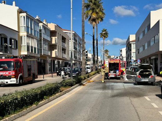 (Fotos y vídeo) Un turismo se incendia en plena Avinguda de sa Pau en Sant Lluís