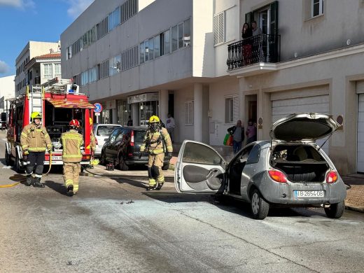 (Fotos y vídeo) Un turismo se incendia en plena Avinguda de sa Pau en Sant Lluís