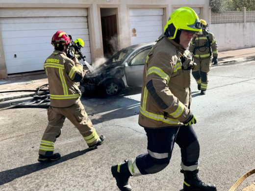 (Fotos y vídeo) Un turismo se incendia en plena Avinguda de sa Pau en Sant Lluís