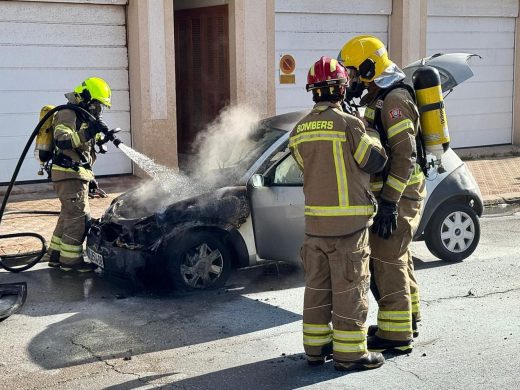 (Fotos y vídeo) Un turismo se incendia en plena Avinguda de sa Pau en Sant Lluís