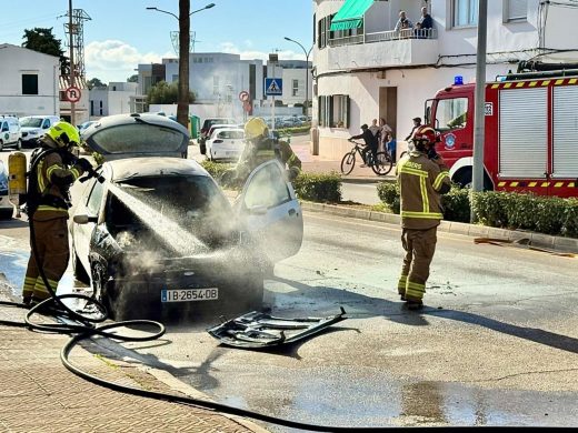 (Fotos y vídeo) Un turismo se incendia en plena Avinguda de sa Pau en Sant Lluís