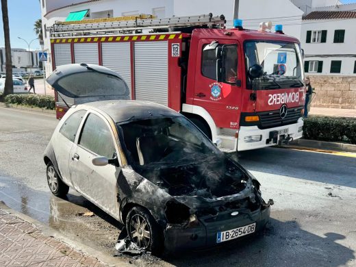 (Fotos y vídeo) Un turismo se incendia en plena Avinguda de sa Pau en Sant Lluís