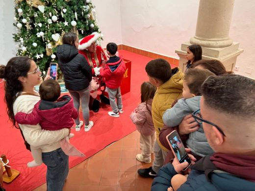 (Fotos) El paje real recoge las cartas en el Claustre del Carme de Maó