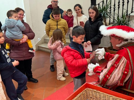 (Fotos) El paje real recoge las cartas en el Claustre del Carme de Maó