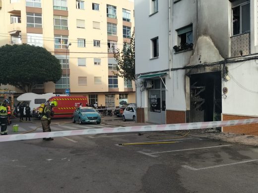 (Fotos y vídeo) Un incendio arrasa un garaje en Andrea Dòria