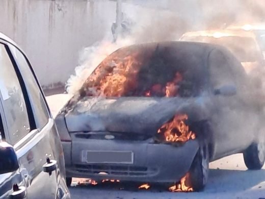 (Fotos y vídeo) Un turismo se incendia en plena Avinguda de sa Pau en Sant Lluís