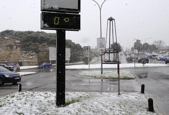 Nieve en la plaza Abu Umar de Maó.