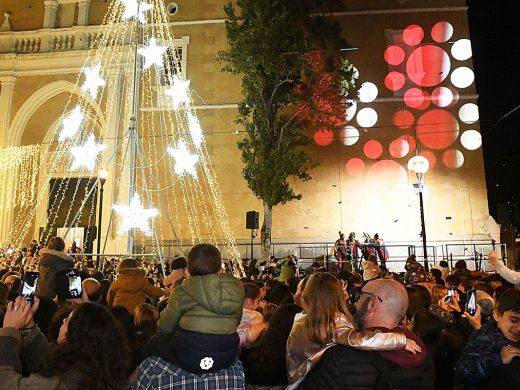 (Fotos y vídeo) Llega la luz de la Navidad de la mano de los Llumets