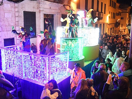 (Fotos y vídeo) Llega la luz de la Navidad de la mano de los Llumets