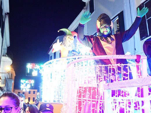 (Fotos y vídeo) Llega la luz de la Navidad de la mano de los Llumets