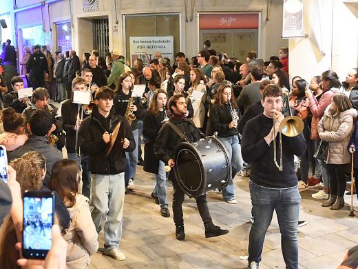 (Fotos y vídeo) Llega la luz de la Navidad de la mano de los Llumets