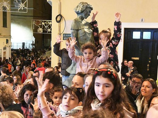 (Fotos y vídeo) Llega la luz de la Navidad de la mano de los Llumets