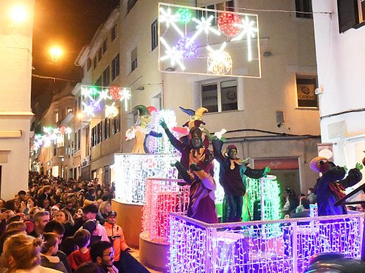 (Fotos y vídeo) Llega la luz de la Navidad de la mano de los Llumets