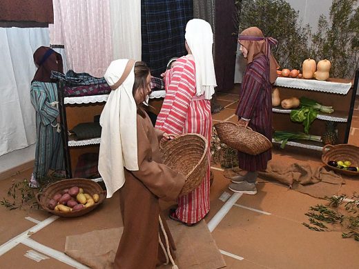 (Fotos) El belén cobra vida en el colegio Sant Josep de Maó