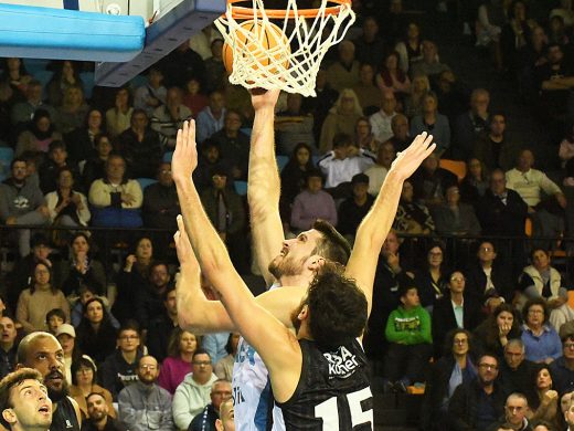 (Fotos) El Hestia Menorca logra un triunfo de vital importancia llevado en volandas por la afición