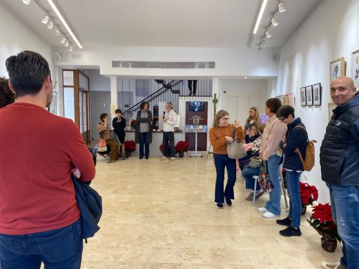 (Fotos) La exposición “Sincronies” se despide con una animada subasta a favor de Alba Menorca