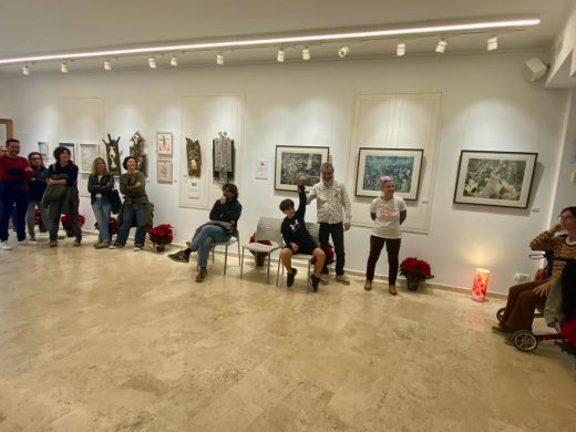 (Fotos) La exposición “Sincronies” se despide con una animada subasta a favor de Alba Menorca