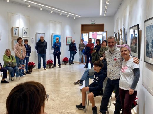 (Fotos) La exposición “Sincronies” se despide con una animada subasta a favor de Alba Menorca