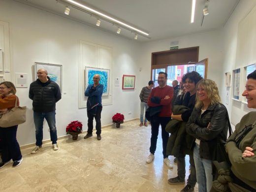 (Fotos) La exposición “Sincronies” se despide con una animada subasta a favor de Alba Menorca