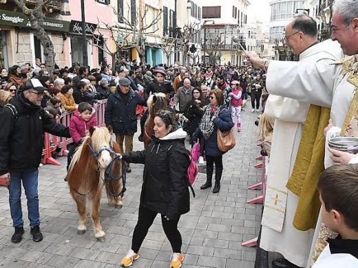 (Fotos) Maó celebra con pasión y multitudinaria participación las ‘beneïdes’