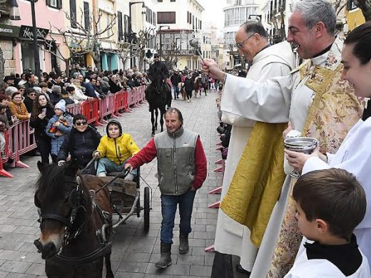 (Fotos) Maó celebra con pasión y multitudinaria participación las ‘beneïdes’