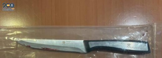 El detenido se hirió con el cuchillo que portaba.