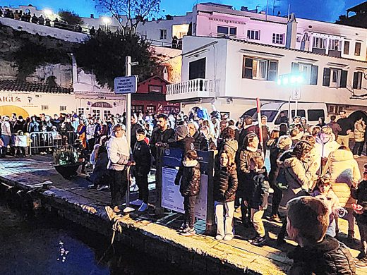 (Fotos) Los Reyes atracan en Calesfonts para repartir sus regalos en Es Castell