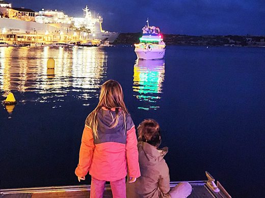 (Fotos) Los Reyes atracan en Calesfonts para repartir sus regalos en Es Castell