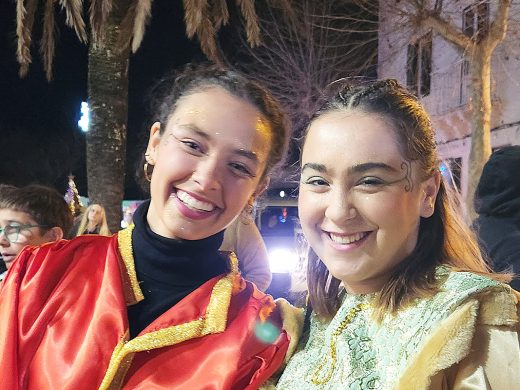 (Fotos) Los Reyes atracan en Calesfonts para repartir sus regalos en Es Castell