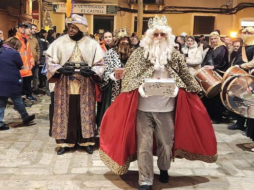 (Fotos) Los Reyes atracan en Calesfonts para repartir sus regalos en Es Castell