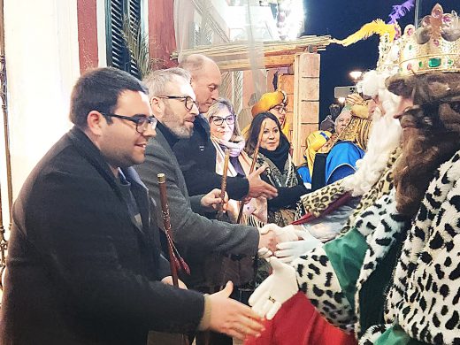 (Fotos) Los Reyes atracan en Calesfonts para repartir sus regalos en Es Castell