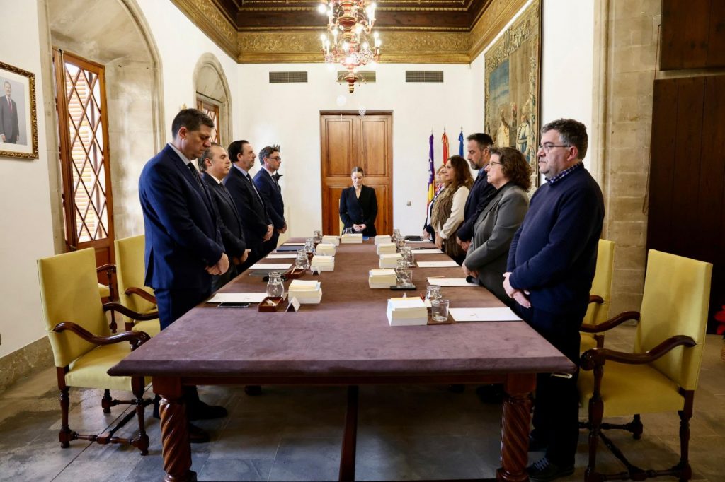 La presidenta y los consellers han rendido homenaje a quien fue en dos ocasiones presidente de las Islas Baleares, Francesc Antich Oliver.