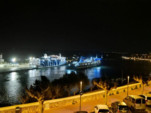 Barcos en el puerto de Maó. (Foto: Nando Andreu).