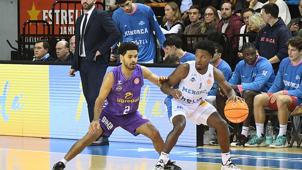 Jalen Cone, estelar hoy, bota la pelota en una jugada del partido (Fotos: Tolo Mercadal)