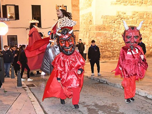 (Fotos) Menorca enciende la llama de Sant Antoni pendiente de la lluvia