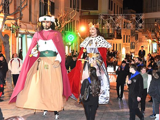 (Fotos) Menorca enciende la llama de Sant Antoni pendiente de la lluvia