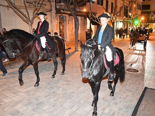 (Fotos) Menorca enciende la llama de Sant Antoni pendiente de la lluvia