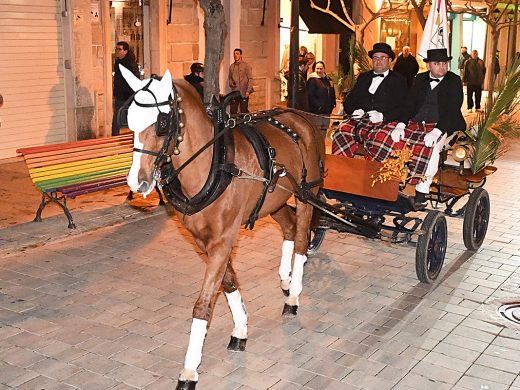 (Fotos) Menorca enciende la llama de Sant Antoni pendiente de la lluvia