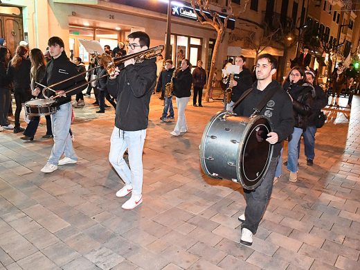 (Fotos) Menorca enciende la llama de Sant Antoni pendiente de la lluvia