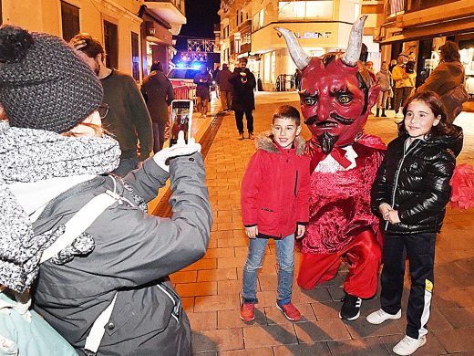 (Fotos) Menorca enciende la llama de Sant Antoni pendiente de la lluvia