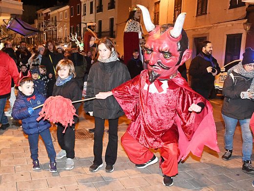 (Fotos) Menorca enciende la llama de Sant Antoni pendiente de la lluvia