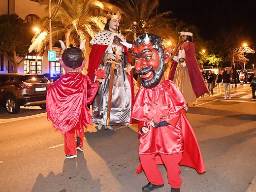 (Fotos) Menorca enciende la llama de Sant Antoni pendiente de la lluvia