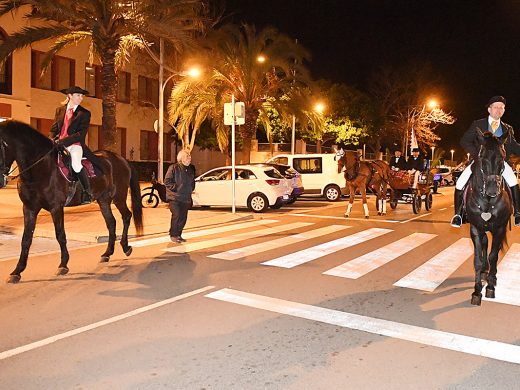 (Fotos) Menorca enciende la llama de Sant Antoni pendiente de la lluvia