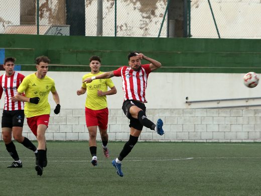 (Fotos) El Mercadal logra una importante victoria ante el Campos y se aleja del descenso